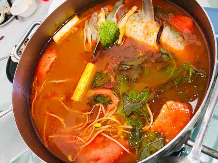 贵人相厨-"店面重新装修过,可是反而不舒服.屋里惨白.