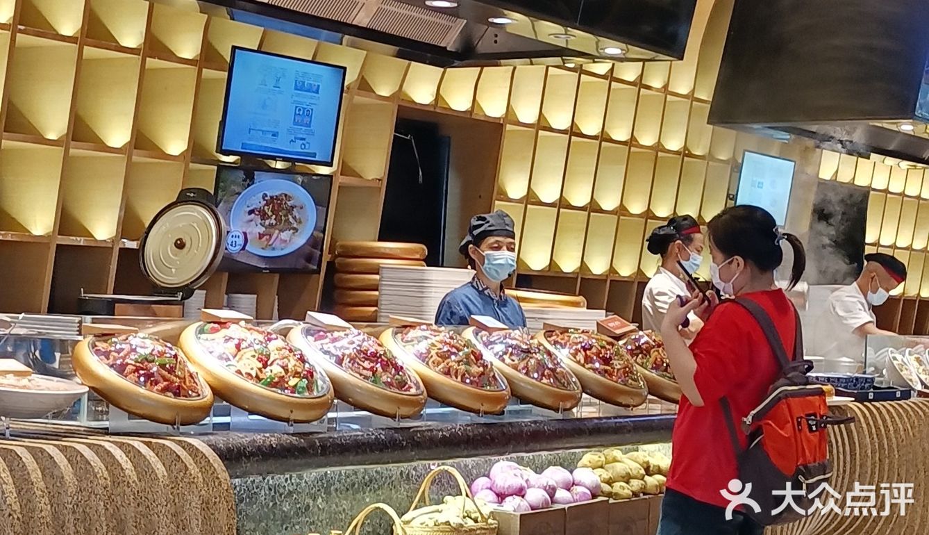 逛荟聚午餐时间到了，走进食通天宜家美食馆，看到干锅鱼