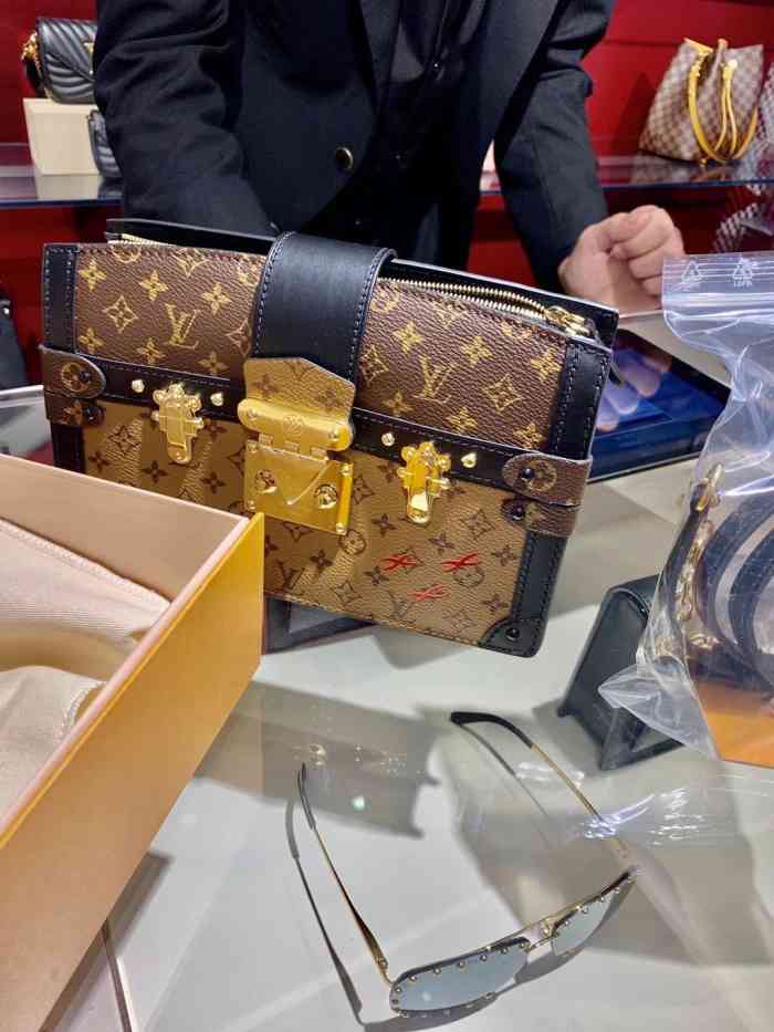 lv路易威登(南宁万象城店)-"lv快闪店刚刚开的时候去买了棕色桶包,.