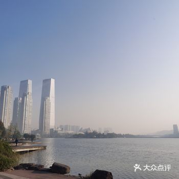上次晨跑，发现这里是日出还是比较美 湖边的空气早上是
