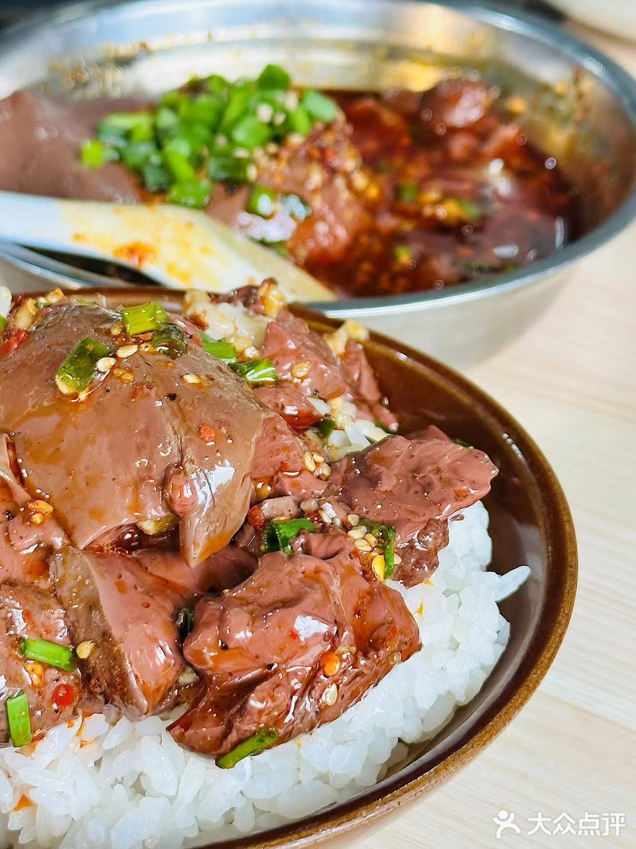 这家店附近中午来吃的本地人真的好多！！