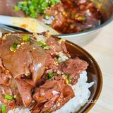 这家店附近中午来吃的本地人真的好多！！