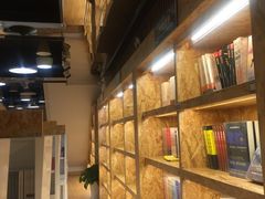 -新华里咖啡书吧(新华书店小寨店)
