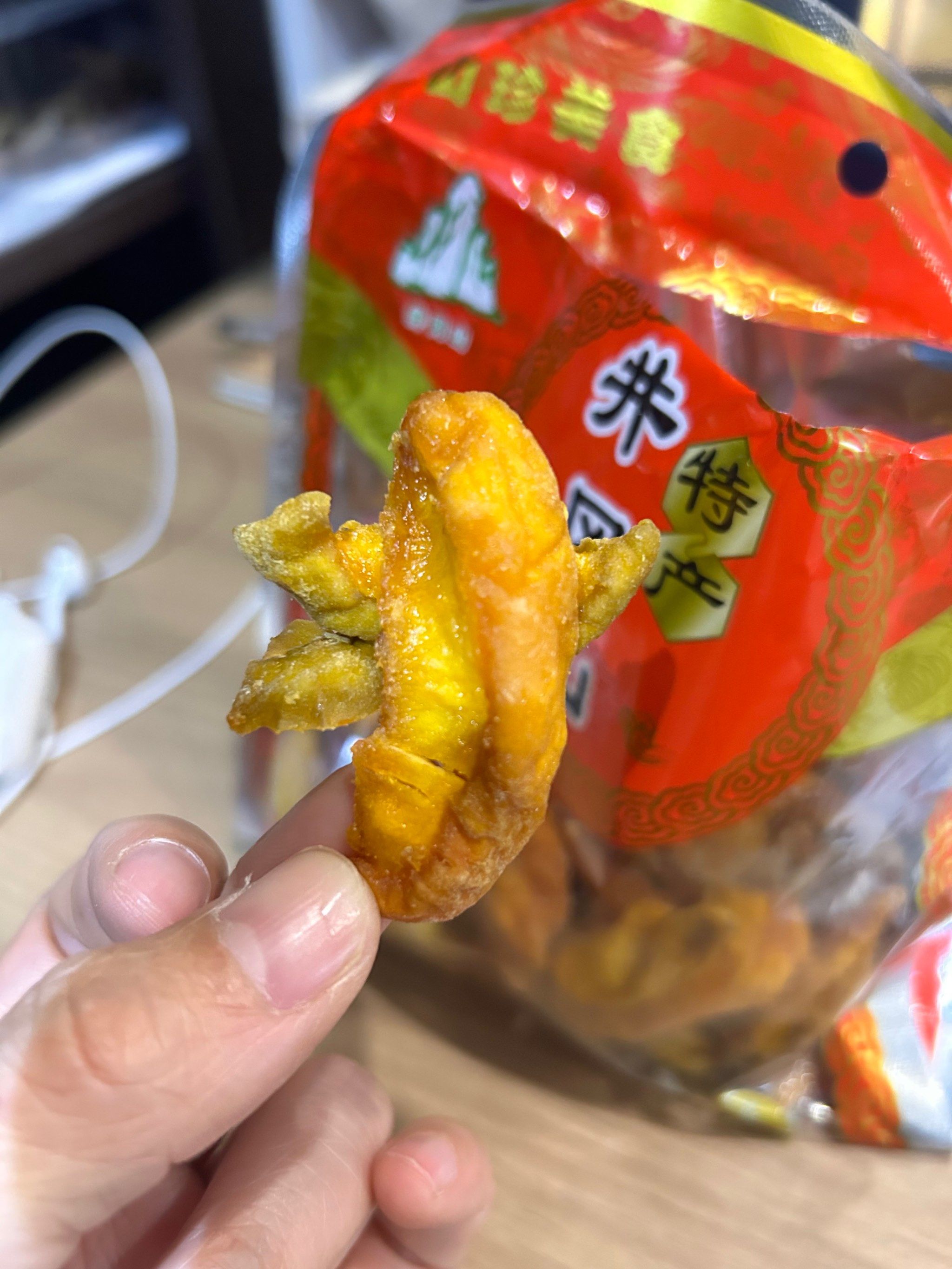 这个是井冈山特产吗,哈哈,十几块一包,量还挺大,配料表就是桃子,很