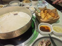 -洪氏嗨捞·广东猪肚鸡·椰子鸡火锅(西咸万象城店)
