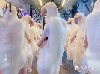 这家店十分宝藏，装潢考究，外堂敞亮，包间很多可预定