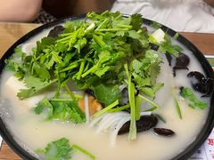 浓汤鱼汁小锅米线特写-肥汁米蘭香港米线(定西路店)