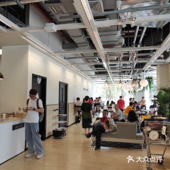 这家宜家跟商场融为一体，早上的采光模式可以通过阳光