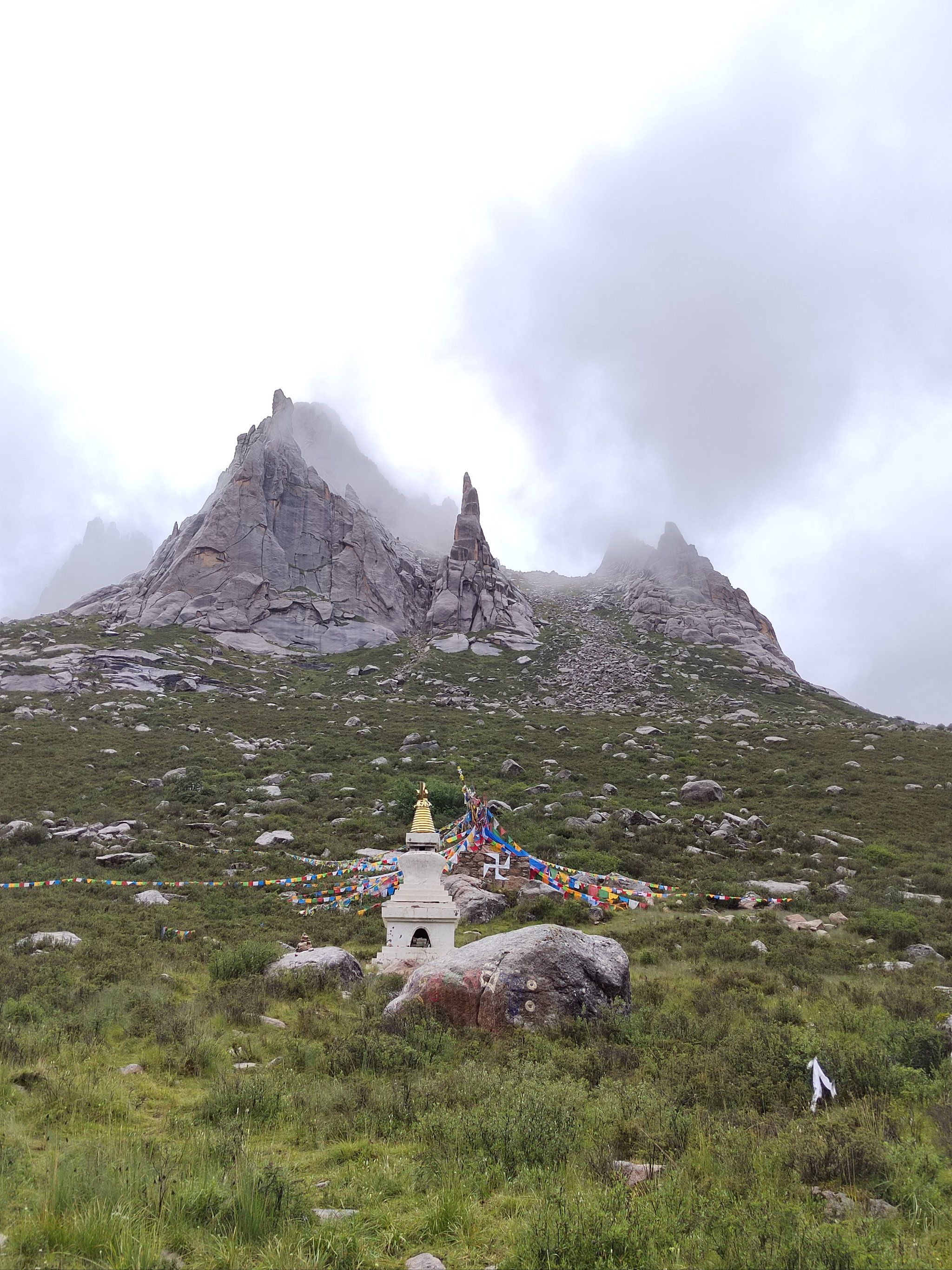 莲宝叶则因其独特的石头山风景区,被称之为