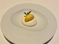 白巧克力慕斯配热情果冰霜-AZUR聚(香格里拉饭店)