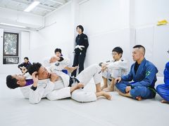 -菠萝格斗巴西柔术训练馆