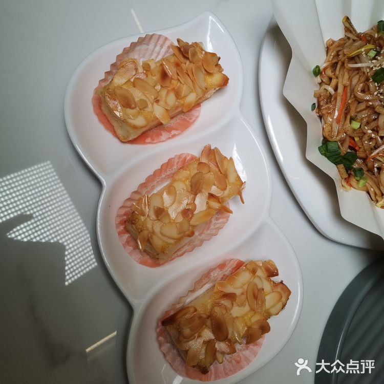 适合和朋友来坐坐聊聊天 2，菜品颜值很高
