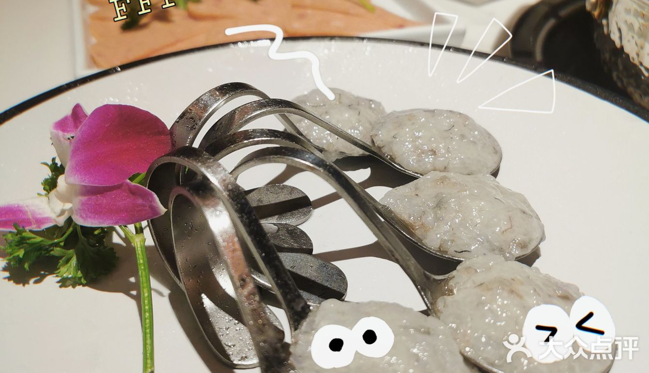 w酒店下沉广场有一家风格高级的火锅店 很适合跟闺蜜