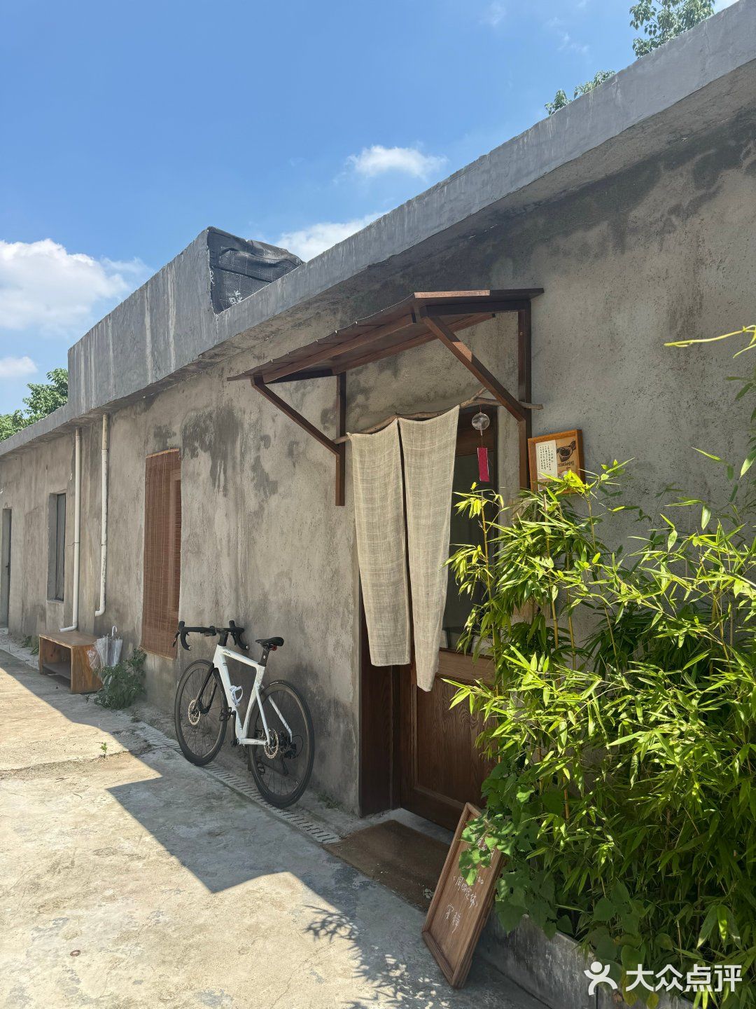 - 蝉鸣裹着冰汽水的午后