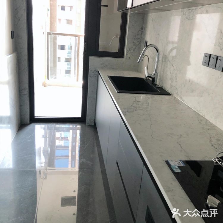 窗台、窗边也全部采用石英石上墙