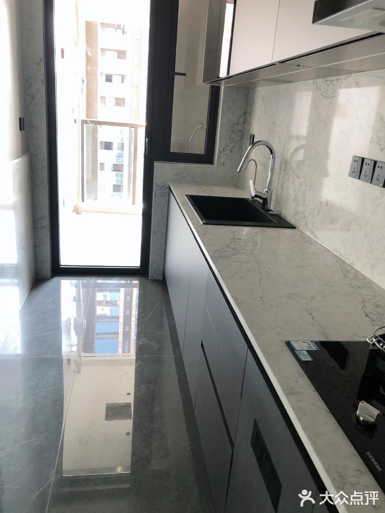 窗台、窗边也全部采用石英石上墙