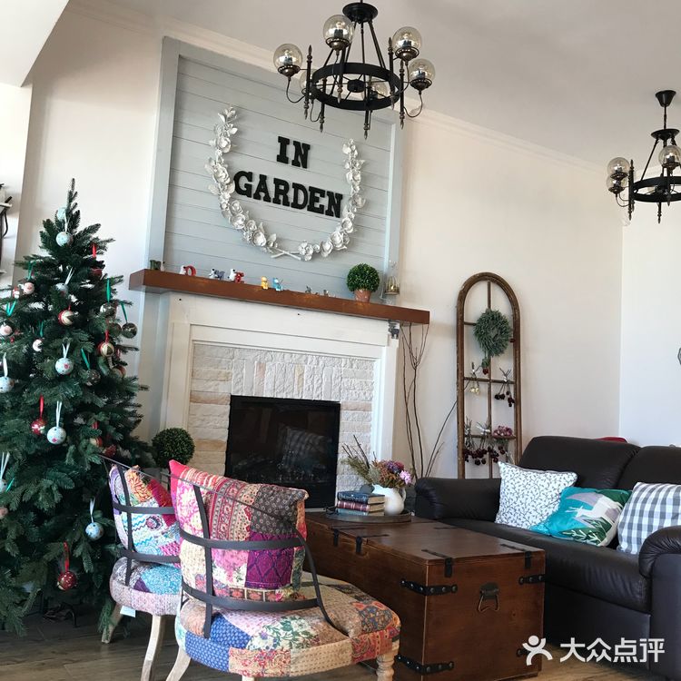 不知不觉店内陆续进来几桌客人，建议从海边散步到店