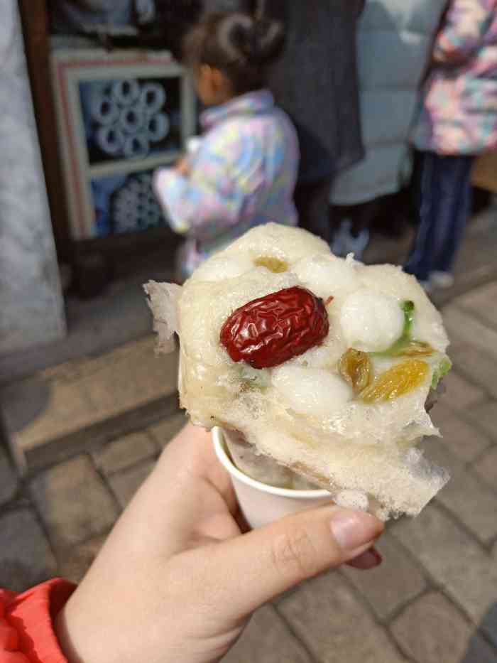 哑巴海棠糕位于荡口古镇检票口一进门就可以看到买的人很多10块钱3个5