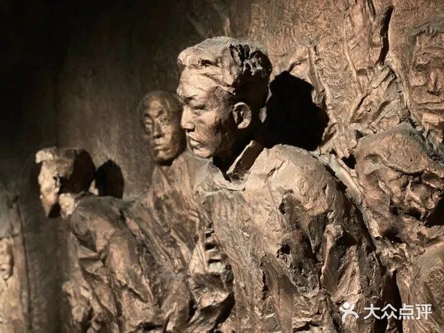 重庆大轰炸雕塑图片