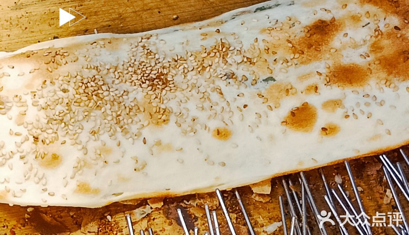 酥掉渣的烧饼包裹上肥瘦相间的肉串，分分钟勾起你的食欲！