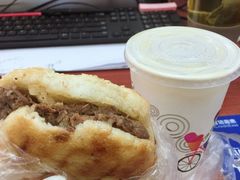 烧饼夹牛肉-老西关黄老太牛肉烧饼