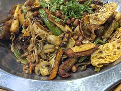 -愉肴麻辣香锅(中山路店)