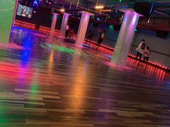 -奔马滚轴溜冰场