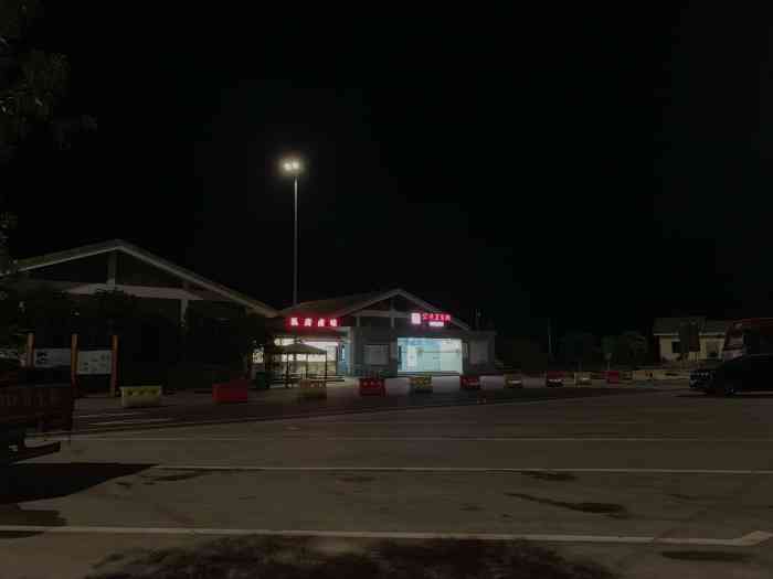 在路上又经历了两三波的小堵,到达这个服务区大概是晚上9点钟不到