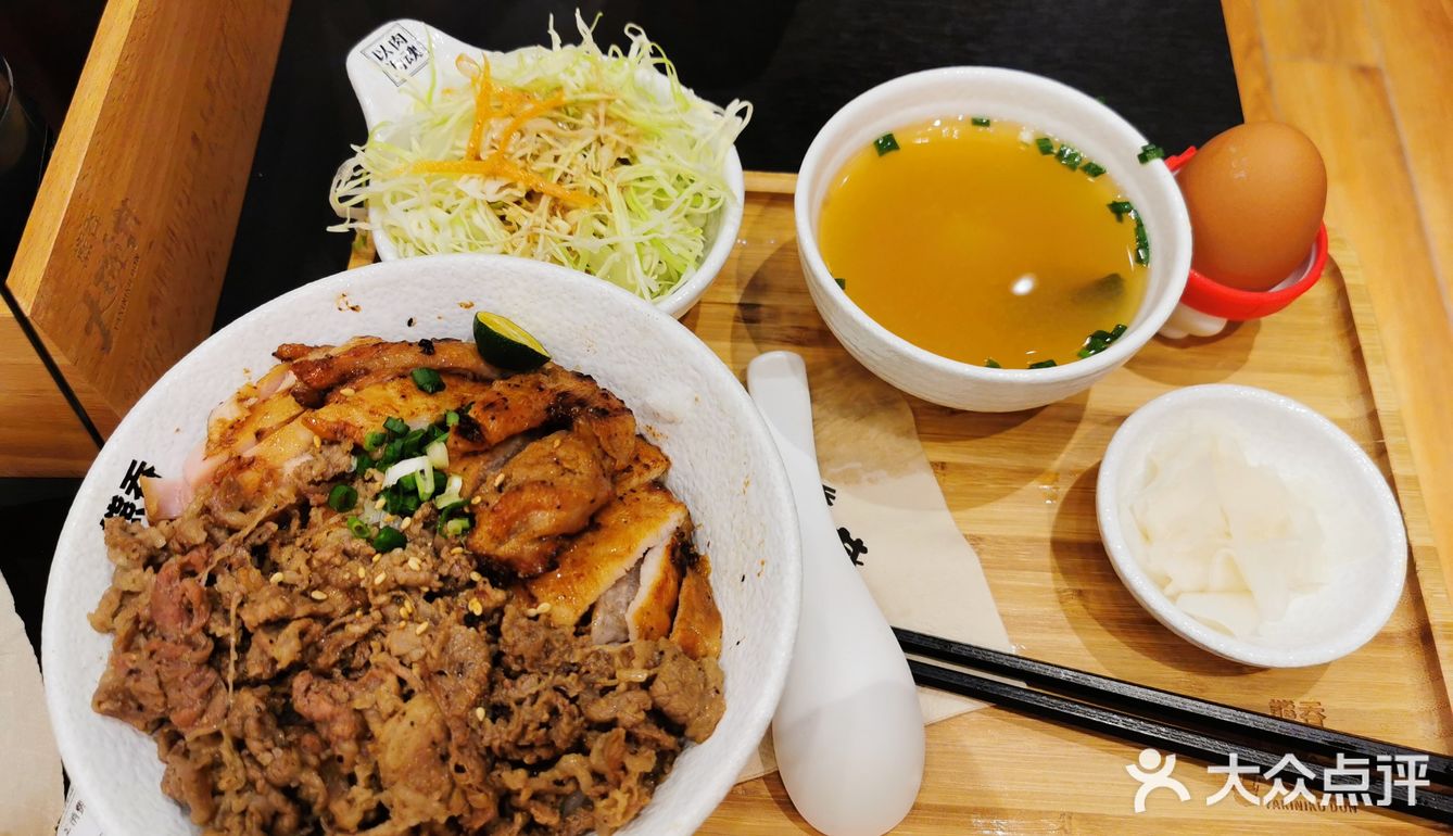 店里竟然还是满座状态，生意真好。服务员态度挺好的