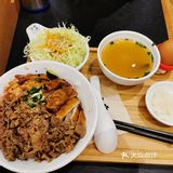 店里竟然还是满座状态，生意真好。服务员态度挺好的