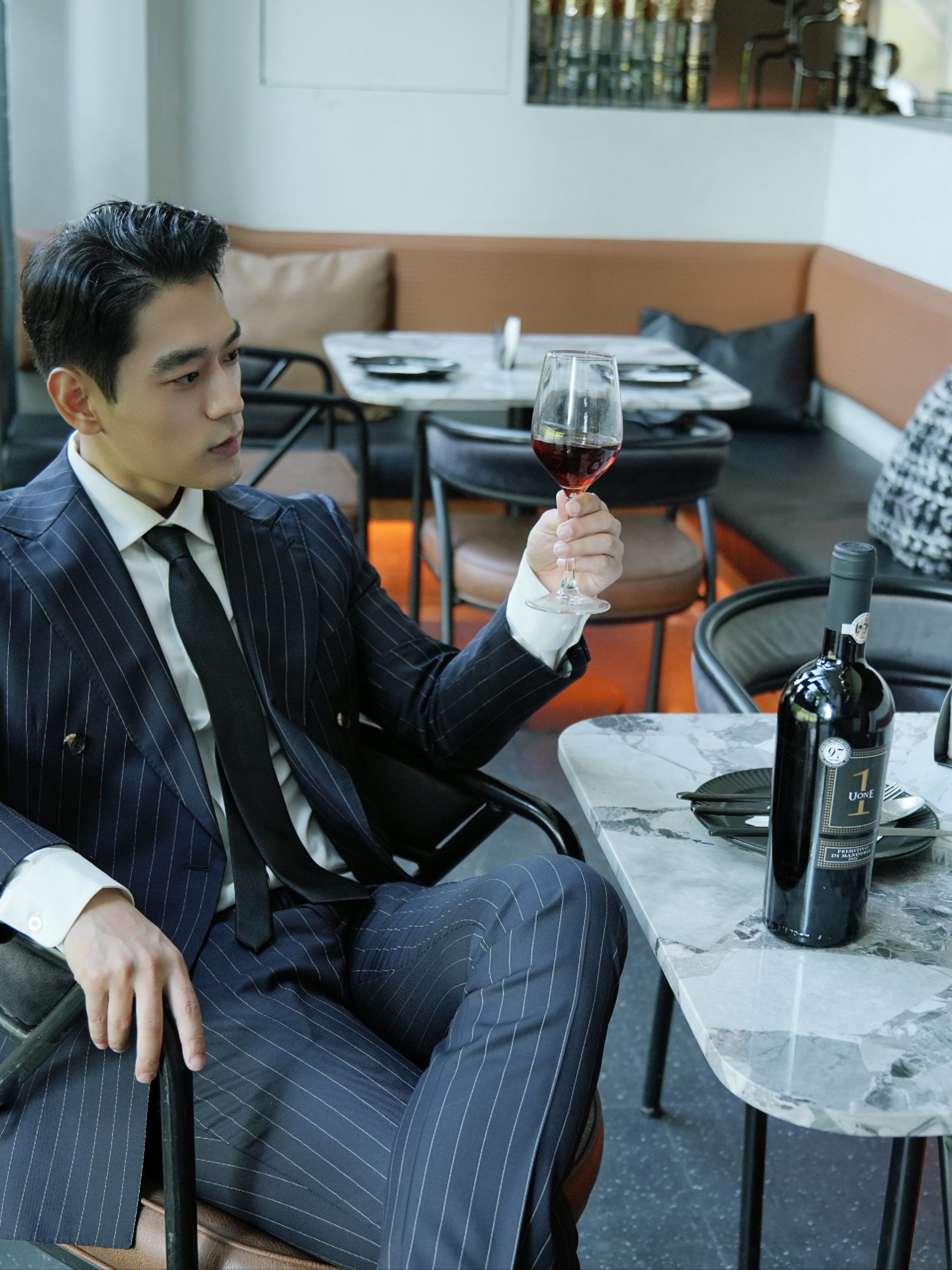 七月半看到一个正装小哥在独自喝酒