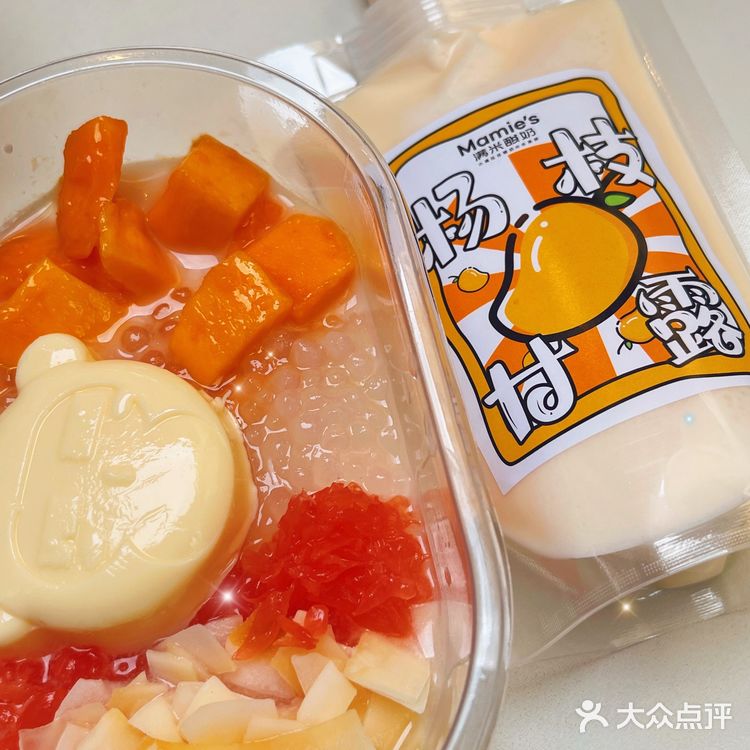 南强街的灰色水泥酸奶水果捞！真不错