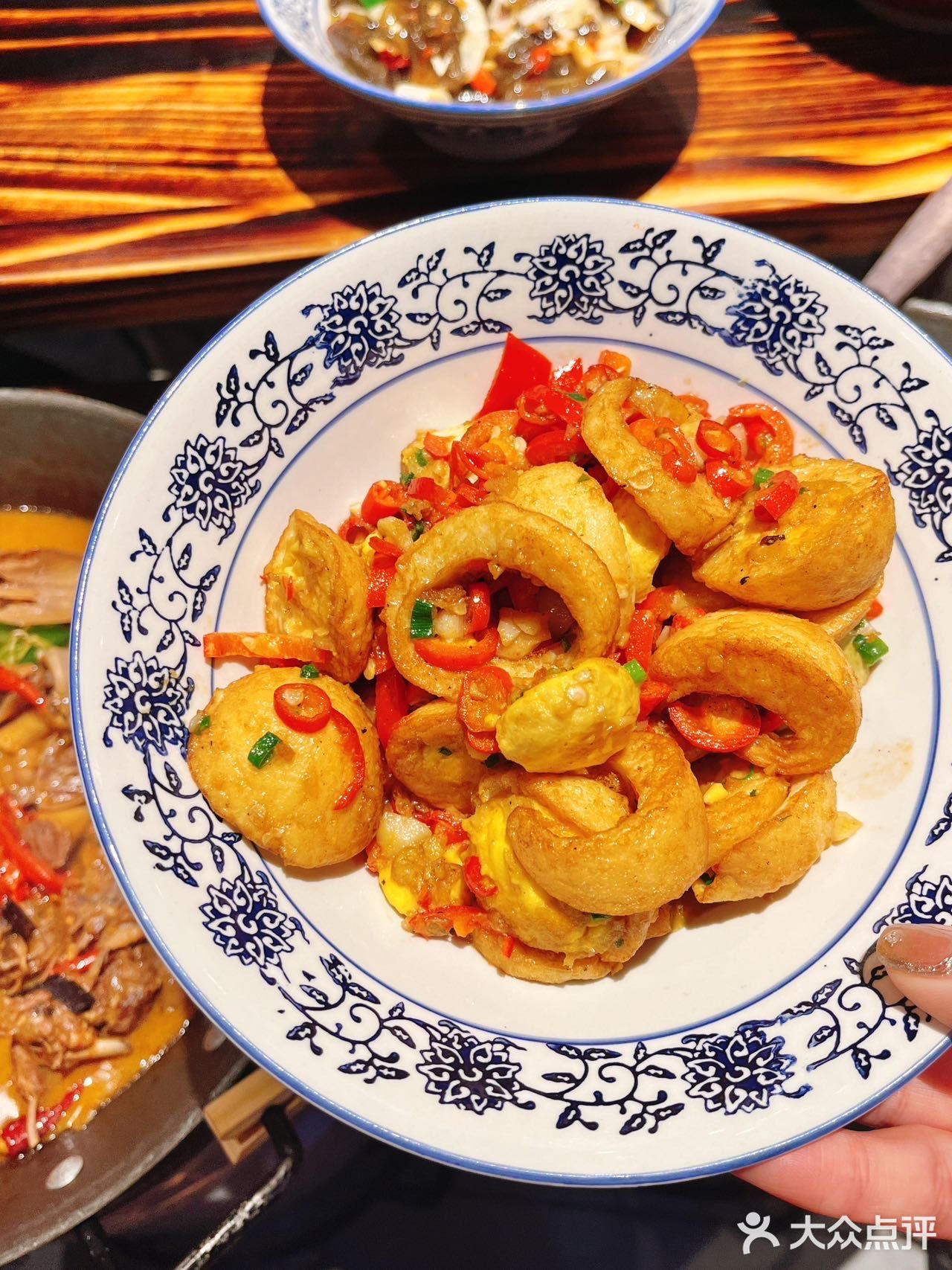 藏在小区里的湖南味｜板凳上的饭桌