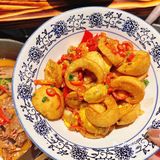 藏在小区里的湖南味｜板凳上的饭桌