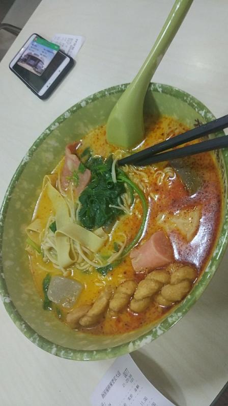 0 服务 : 4.0 最喜欢吃这家的麻辣烫～(^o^)菜品很丰富,汤也很好喝