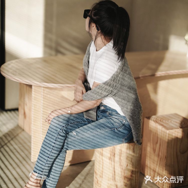 最近芜湖的天气简直不要太好，找了一间咖啡店晒太阳