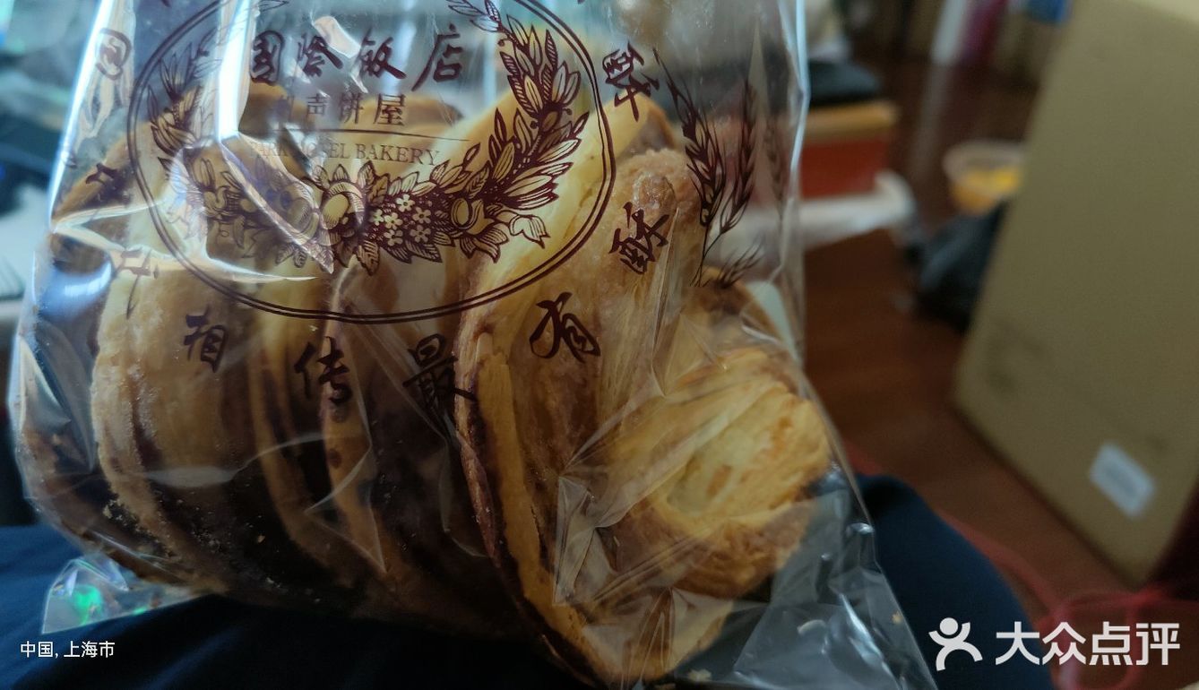 搞的每天排队排到南京路口，图里边的就是那段时间买的