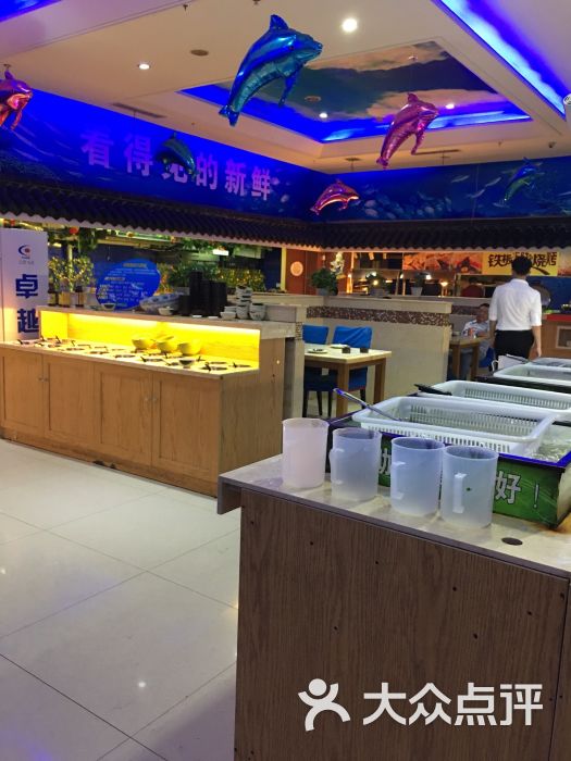 海鲜自助新体验：金鱼童带来味蕾盛宴
