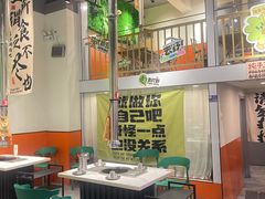 -山野的朋友露营炭火烤肉