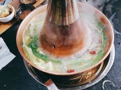 -果松木炭酸菜铜火锅·外婆参鸡汤