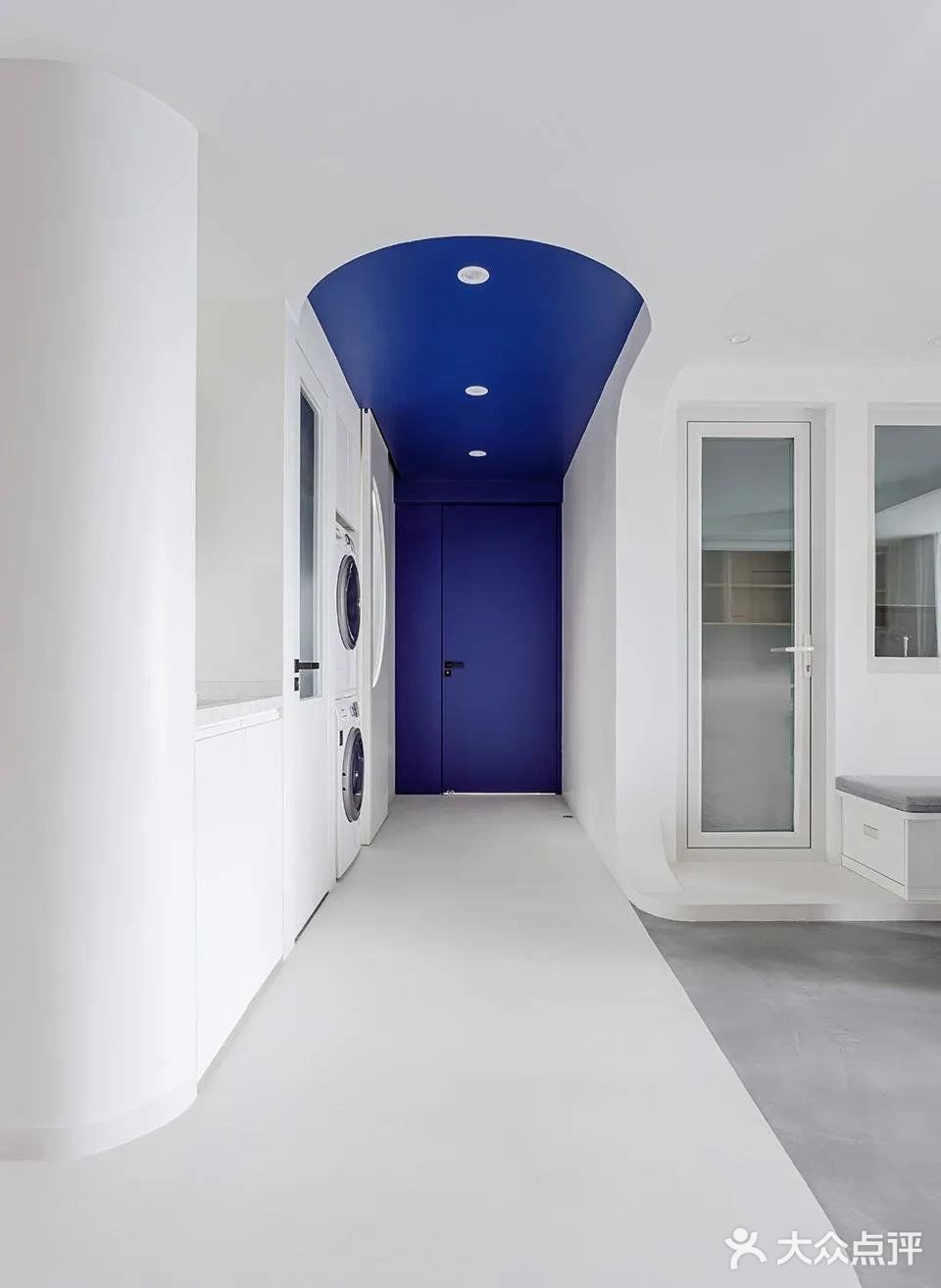 克莱因蓝下的流线型音乐之家 - 蓝境 