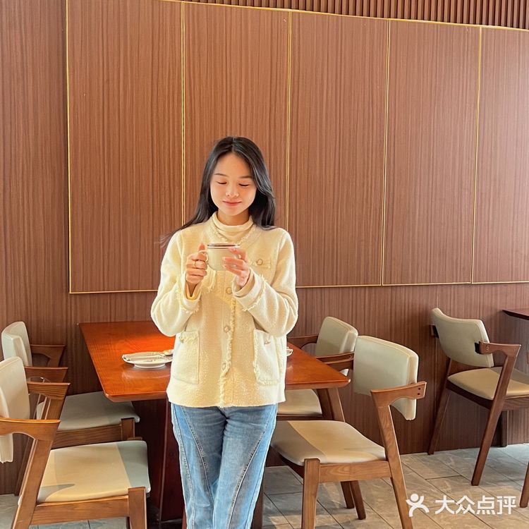 在CBD中心玻璃房的Bistro～太Chill了