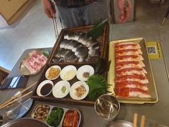 -围炉肉舍•炭烤活鳗•丹东海鲜烤肉(步行街店)