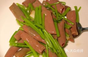 Sea Cucumber and Chrysanthemum Greens Stir-Fry