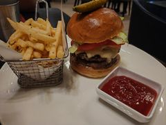 美式汉堡套餐-WOLFGANG PUCK KITCHEN & BAR(迪士尼小镇店)