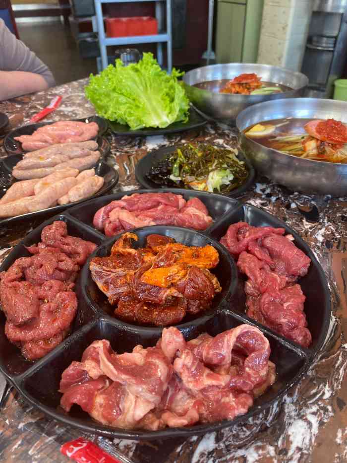 啊美丽炭火烤肉(滑翔一店)-"好久没去了.晚上10点多才去.结果他们要.