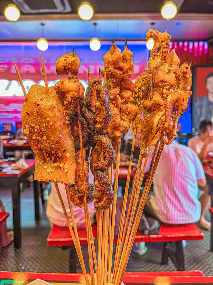 灶门坎卤味烧烤(太古里店)-"[薄荷]环境: 店面不大,估计也就最多容.