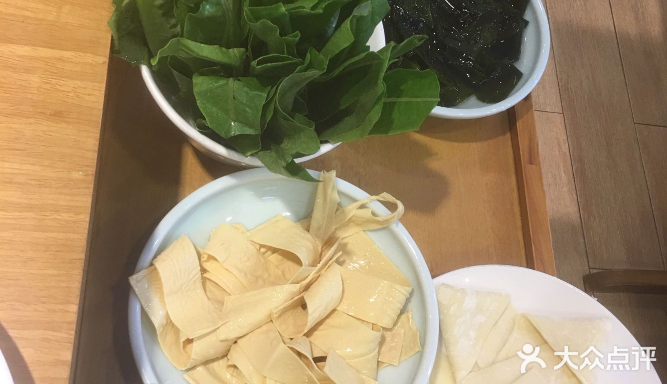 。哇噻他们家的烤鸭简直太好吃了，黄瓜的分量也很足