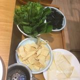 。哇噻他们家的烤鸭简直太好吃了，黄瓜的分量也很足
