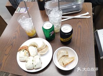 今天尝了最正宗的锅贴、生煎包和蟹粉小籠包